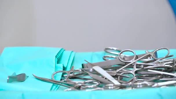Instrumentariuszka, przygotowanie narzędzi chirurgicznych dla operacji. - Materiał filmowy, wideo