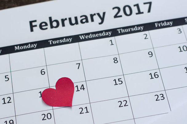 Calendário Dia dos Namorados e papel de corações vermelhos
 - Foto, Imagem