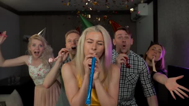 Wspaniałe przyjęcie urodzinowe konfetti - Materiał filmowy, wideo
