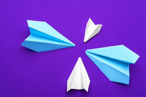 white paper airplane on a purple background - Foto, Bild