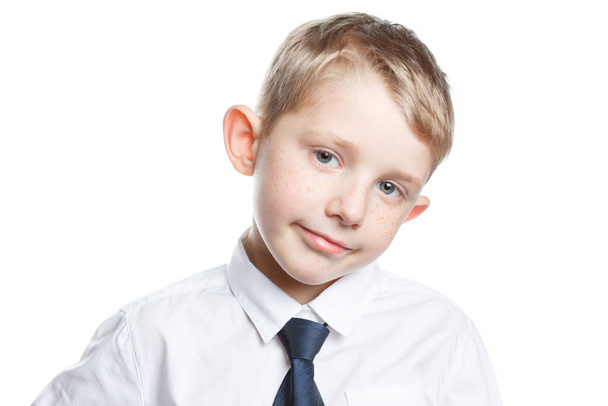 niño en una camisa blanca con corbata de fondo aislado
 - Foto, Imagen