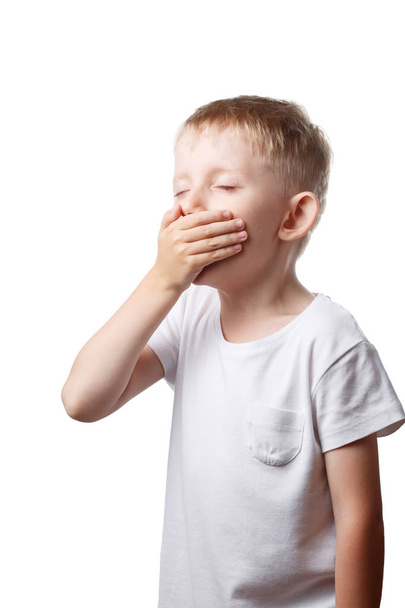 little boy yawns closing his mouth - Foto, afbeelding