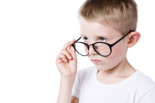 παιδί σε γυαλιά που απομονώνονται σε λευκό φόντο - Φωτογραφία, εικόνα