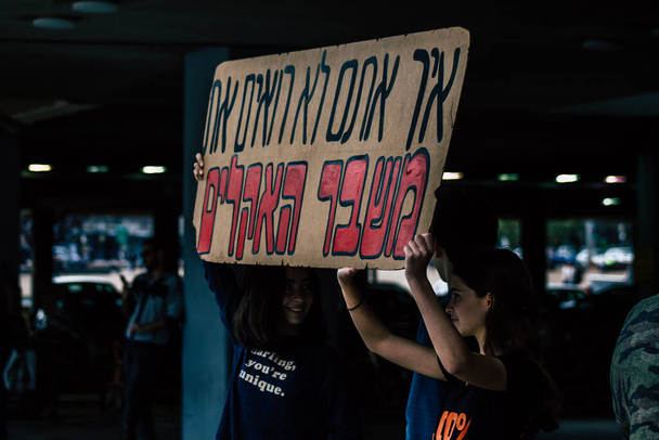 Tel Awiw Izrael 21 lutego 2020 Widok niezidentyfikowanych izraelskich nastolatków demonstrujących przed ratuszem w Tel Awiwie przeciwko globalnemu ociepleniu i wspierających Gretę Thunberg - Zdjęcie, obraz