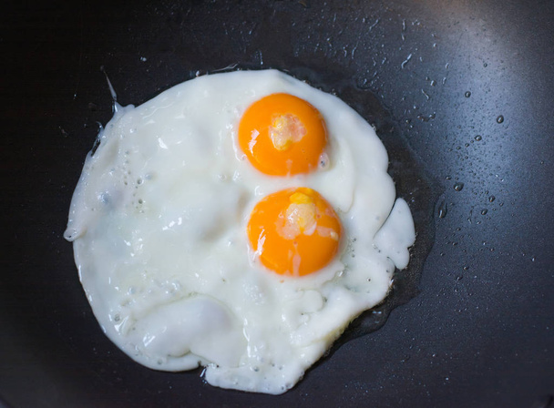 dwa jajka smażone na patelni - Zdjęcie, obraz