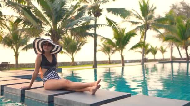 Filmaufnahmen von schönen asiatischen Frau entspannen in Pool im Hotel - Filmmaterial, Video