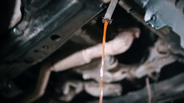Usługa naprawy samochodów - odmrażacz wylewa się z węża - Materiał filmowy, wideo