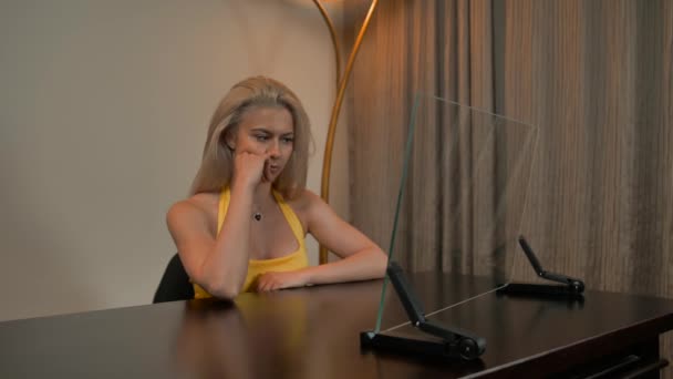 Όμορφη θηλυκή σύνδεση με διαφανή γυάλινη οθόνη υπολογιστή - Πλάνα, βίντεο