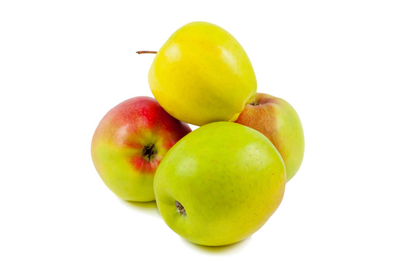 Beyaz arkaplanda izole edilmiş elmalar. - Fotoğraf, Görsel