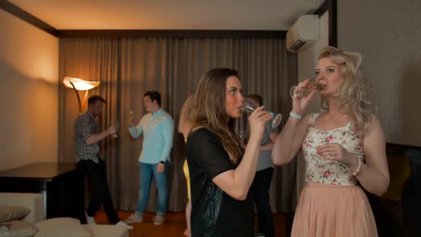 gelukkig vrouwelijke vrienden of tiener meisjes klinkende glas op home party. - Video