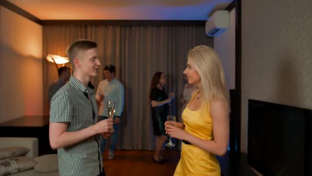 Junges Paar trifft Flirt bei glamouröser Party und trinkt Champagner-Cocktail. - Filmmaterial, Video