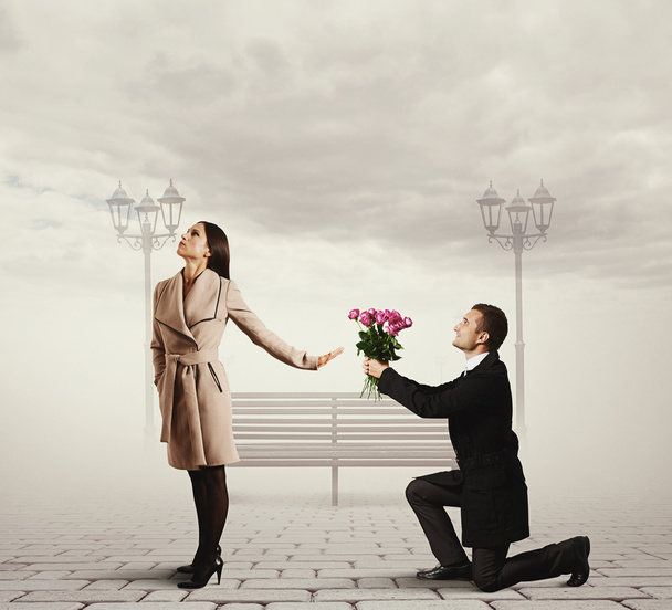 жінка відмовляється від чоловіка з квітами
 - Фото, зображення