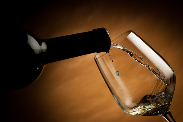 Bottle filling the glass of wine - splash of delicious flavor. - Foto, immagini