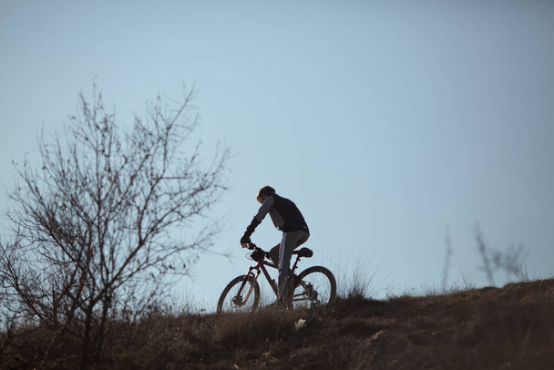 Sportolók sziluettje kerékpározás a pályán, szabadban - Fotó, kép