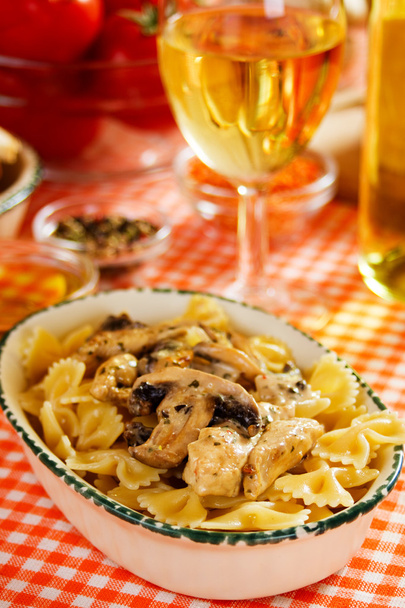 Italian pasta with mushrooms and chicken meat - Foto, Imagen