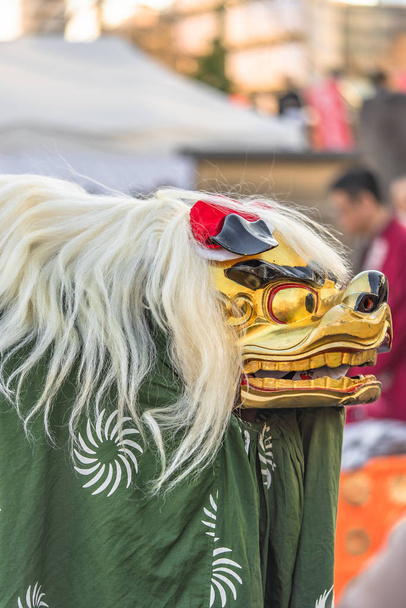 ueno, Japon - 02 janvier 2020 : Danseuse japonaise qui porte le costume traditionnel de lion Shishimai du nouvel an composé d'une tête de bois aux yeux dorés en or et aux dents plaquées or ainsi qu'aux oreilles qui bougeaient, d'une crinière poilue, d'un kemanmon ou d'un mak
 - Photo, image