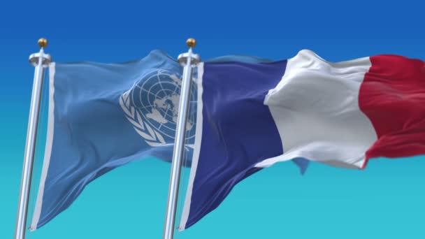 4k naadloze Verenigde Naties en Frankrijk vlaggen met blauwe hemel achtergrond, un FR. - Video