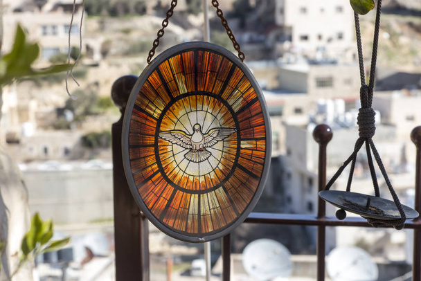 A Szent Szellemet ábrázoló galamb a Szent Kicsi Jézus Kármel körüli szentélyben, Betlehemben, a Palesztin Hatóságban. Ez a hely kapcsolódik többek között Mariam Baouarda vagy Szent Mária keresztre feszített - Fotó, kép
