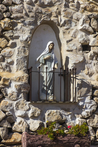 Mária szobra, Isten Anyja a Szent Kicsi Jézus Kármel körüli szentélyben, Betlehemben, a Palesztin Hatóságban. Ez a hely kapcsolódik többek között Mariam Baouarda vagy Szent Mária keresztre feszített - Fotó, kép