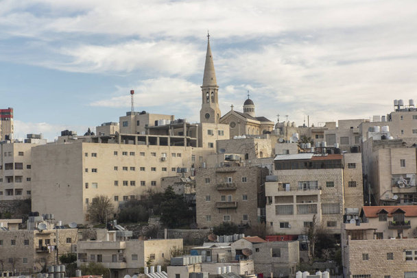 Betlehem látképe a Palesztin Hatóságban a Dávid-hegyről, a Karmelita apácák kolostorából. - Fotó, kép