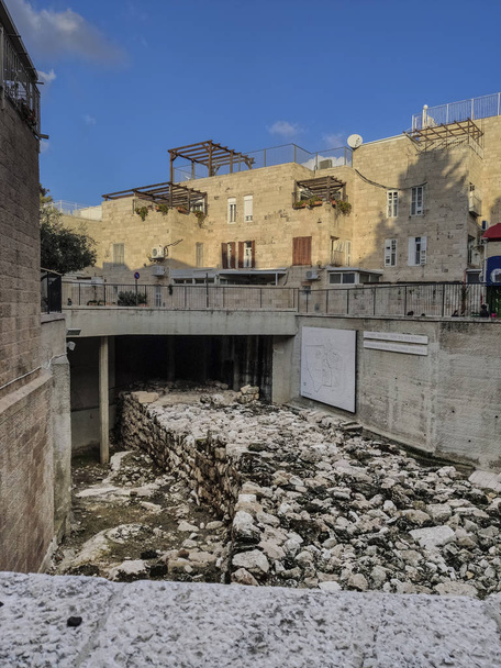 Развалины старой стены в старом городе Иерусалима в Израиле
 - Фото, изображение