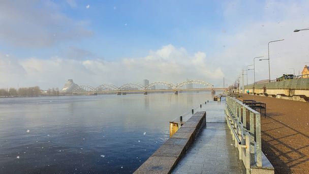 El primer octubre de nieve en el fondo de Daugava, puentes de Riga y torre de televisión. Letonia, Riga
 - Foto, Imagen