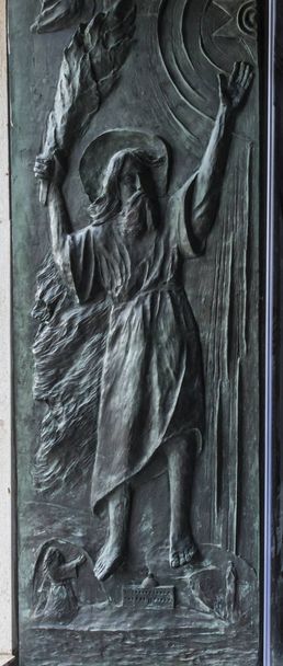 Hayfa, İsrail 'deki Stella Maris Bazilikası' nın dekoratif kapısının bir kısmı Elijah 'ı, diğer kısmı ise İsa ve Karmelit Scapular' la birlikte Meryem 'i resmediyor. - Fotoğraf, Görsel