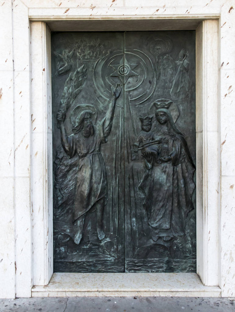Koristeellinen ovi Slella Maris Basilicaan Haifassa, Israelissa, kuvaa Eliaa ja Mariaa Jeesuksen ja karmeliittiskapulaarin kanssa
 - Valokuva, kuva
