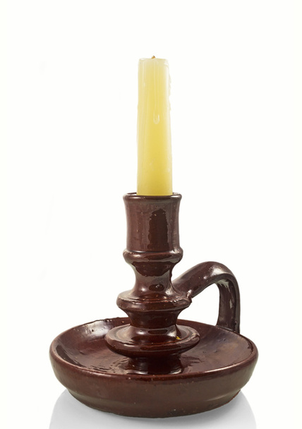 Keraaminen kynttilänjalka kynttilä eristetty valkoisella pohjalla
 - Valokuva, kuva