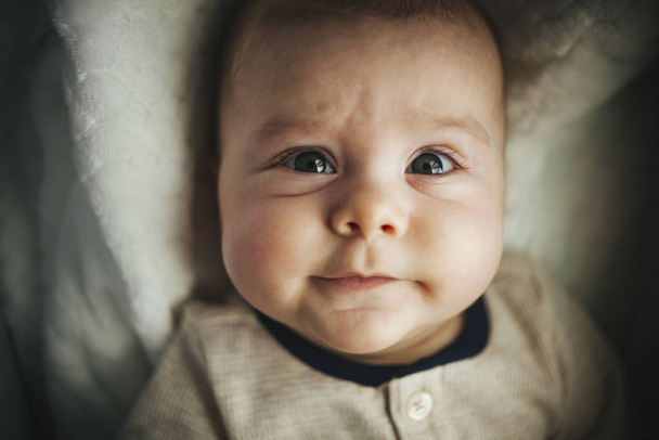 Κοντινό πορτραίτο, νεογέννητο αγοράκι - Φωτογραφία, εικόνα