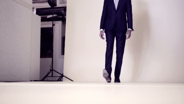 Model walking at fashion shooting - Filmati, video