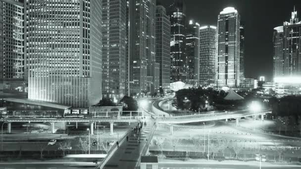 time lapse, traffico urbano e grattacielo di notte, persone in rapido movimento silhouette
. - Filmati, video