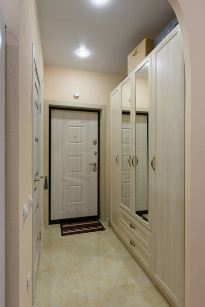 Вид на коридор в маленьком гостиничном номере
 - Фото, изображение