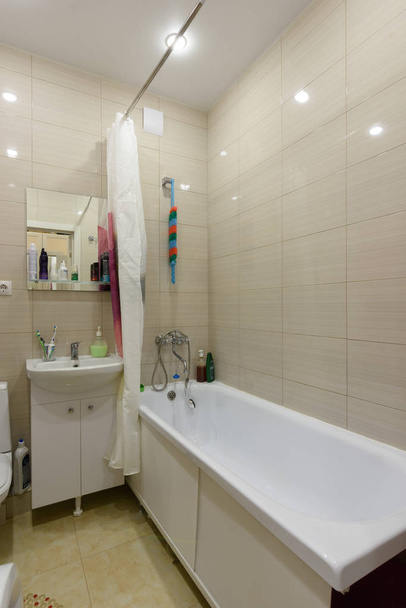 Standard μπανιέρα σε ένα συνδυασμένο μπάνιο διαμέρισμα - Φωτογραφία, εικόνα