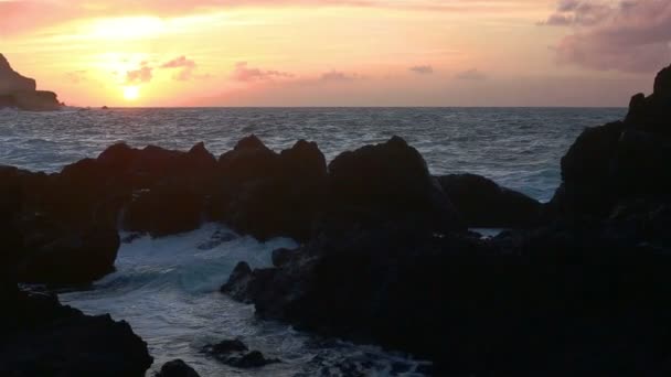 Piedras de lava en la playa de Piscinas Naturais Biscoitos. Océano Atlántico. Terceira Azores, Portugal. - Metraje, vídeo