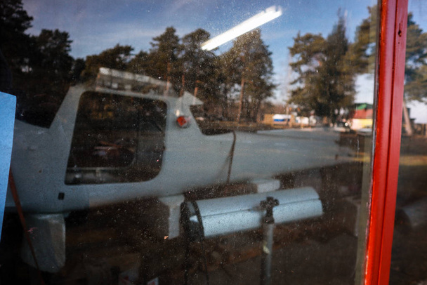 Egy régi kisgép javítása és festése. a régi reptérről. Szárnyak. Repülőtér. - Fotó, kép