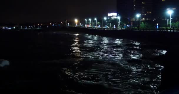 4k video, Océano Nocturno olas, tráfico & edificio urbano por la noche
. - Imágenes, Vídeo