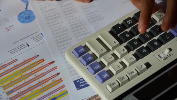 Kontrola finanční údaje o calculator.examining firmy graf. - Záběry, video