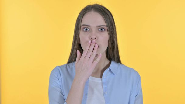 Schockierte schöne Frau fragt sich ehrfürchtig, gelber Hintergrund - Foto, Bild