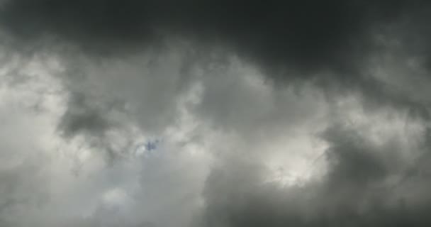 4k Panoramic tmavě altocumulus mraky kouře, pomalu létání v zatažené obloze. - Záběry, video