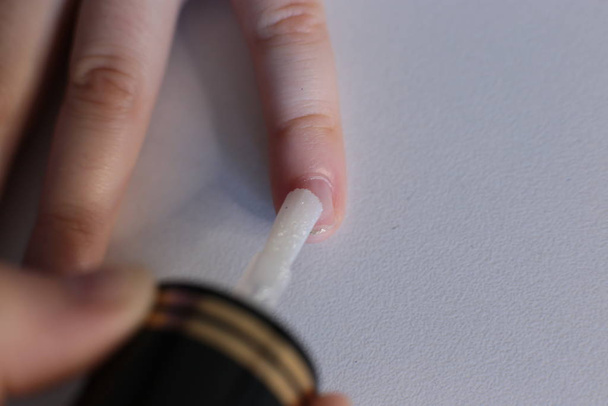 παιδικά χέρια ζωγραφίζουν νύχια με βερνίκι μακροφωτογραφιών - Φωτογραφία, εικόνα
