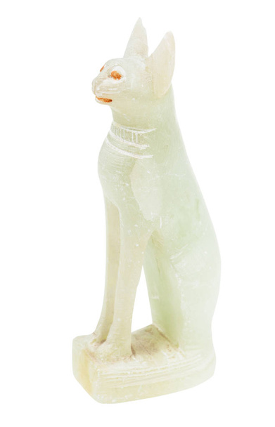 Replik einer ägyptischen Statuette - Katze aus grünem Speckstein geschnitzt, isoliert auf weißem Hintergrund - Foto, Bild
