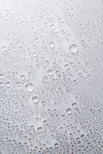 gouttes d'eau de pluie ou de gouttes d'eau sur fond blanc. Beaucoup de gouttes d'eau sur fond
 - Photo, image