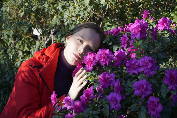 Frau posiert mit Azaleen-Blüten  - Foto, Bild