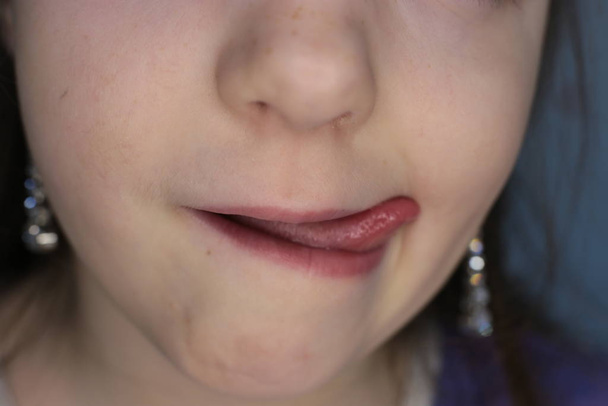 девушка эмоции лицо, рот и улыбка макрос фото
 - Фото, изображение