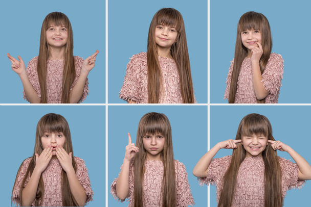 Gros plan divers portraits émotionnels de jeune fille aux cheveux longs et frange portant chemise rose sur fond bleu en studio
.  - Photo, image