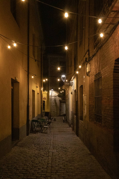Charmante ruelle illuminée lanternes blanches la nuit
 - Photo, image