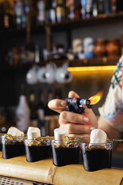 Burn marshmallows over rum and coffee cocktail - Фото, зображення