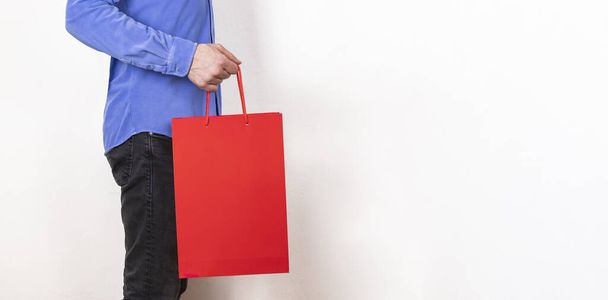 Boş el işi kâğıdı alışveriş çantası modeli, adamın elinde duran, moda reklamı, izole edilmiş arka plan. - Fotoğraf, Görsel