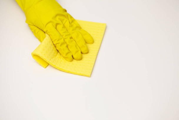 Close up schoonmaakbedrijf werknemer hand holding spons - Foto, afbeelding